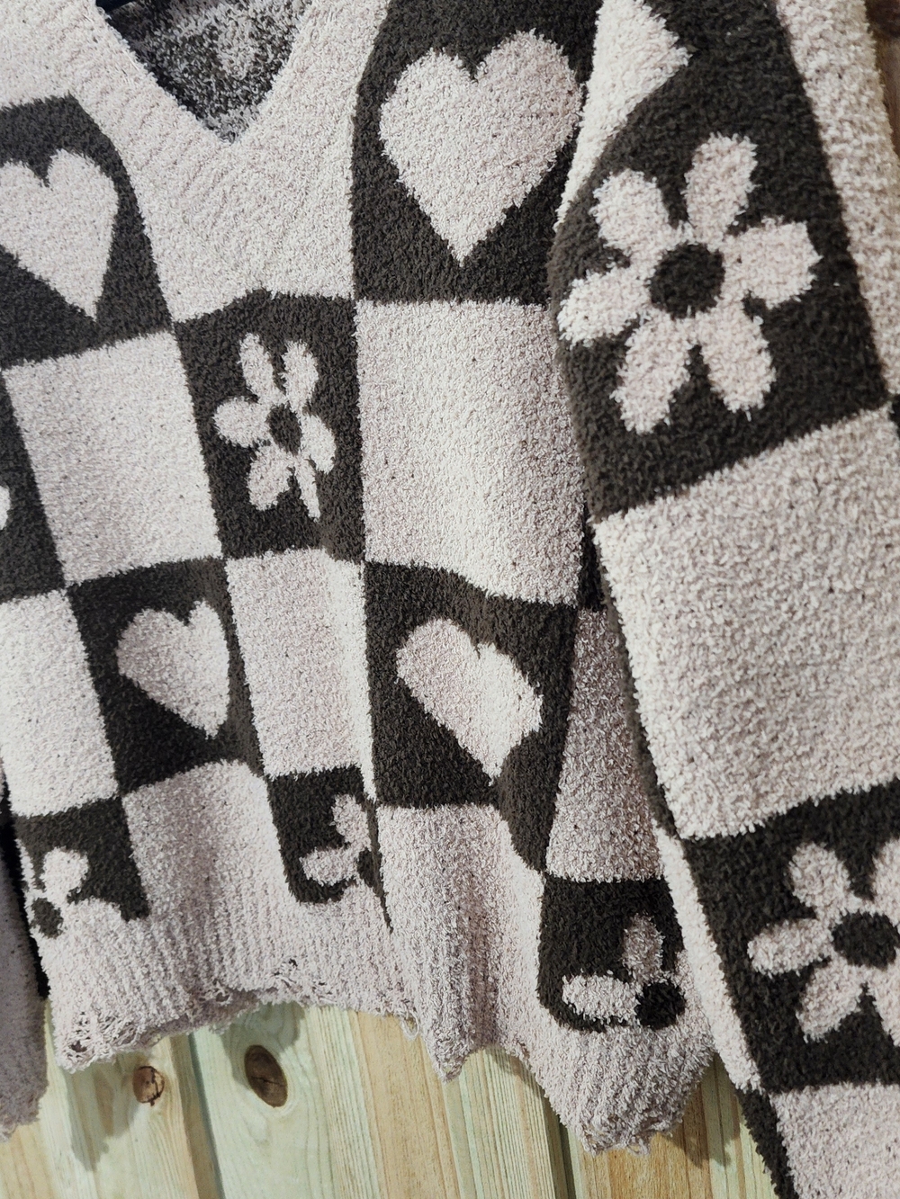 POL Checkerboard Heart & Flower V-Neck Sweater - Picture 8 of 10